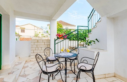 Vinisce House | Holiday home Dinko, (14520), Vinišće, Croatia