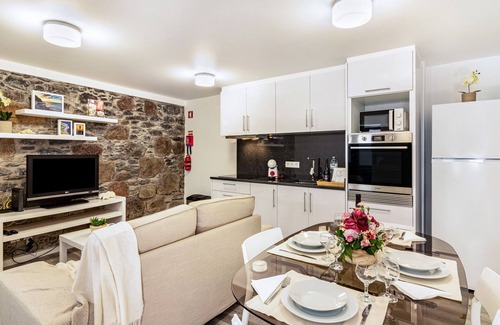 Prazeres House | Holiday Home 'Do Porto' with Sea View, Balcony and Wi-Fi