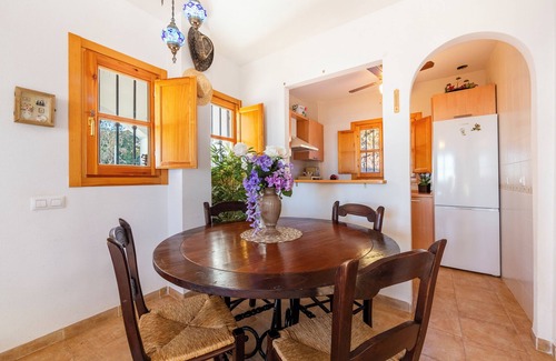 Enix House | Holiday Home 'El Mirador Del Berenjenal' with Mountain View, Wi-Fi and Air Conditioning