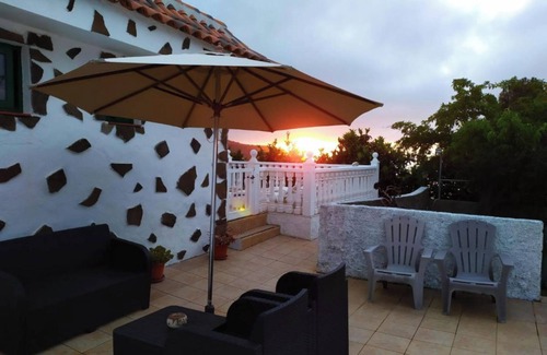 Icod de los Vinos House | Holiday Home LaCerca with Sea View, Pool, Wi-Fi & Garden