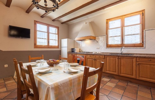 Sant Marti de Tous House | Holiday Home 'El Cup' with Mountain View, Shared Pool and Wi-Fi