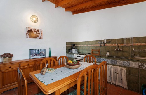 Alajero House | Holiday Home 'Fagundo 84' with Mountain View, Private Terrace and Wi-Fi