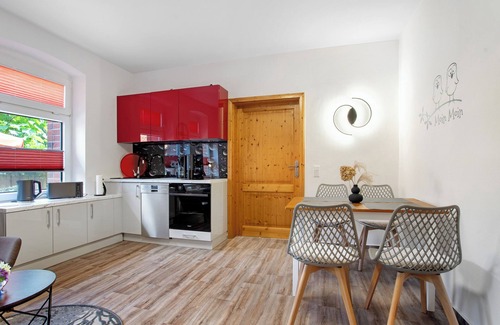 Bugewitz House | Holiday Home 'Ferienhaus Dorfidyll' with Private Terrace, Private Garden and Wi-Fi