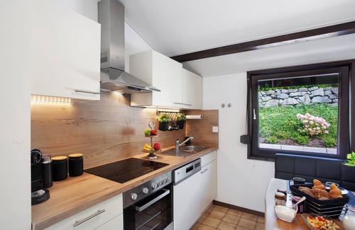 Feriendorf Hennesee House | Holiday Home 'Ferienhaus Sauerland Am Hennesee' with Lake View, Private Terrace and Wi-Fi
