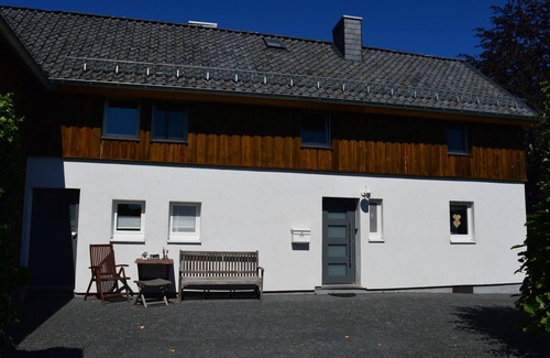 Mutzenich House | Holiday Home 'Ferienhaus Familie Sommer' with Private Terrace, Shared Garden and Wi-Fi