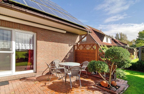 Berdum House | Holiday Home 'Ferienhaus Berdum' with Private Terrace, Private Garden and Wi-Fi