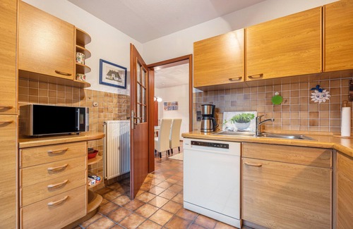 Meldorf House | Holiday Home 'Ferienhaus Timm' with Private Terrace, Shared Garden and Wi-Fi