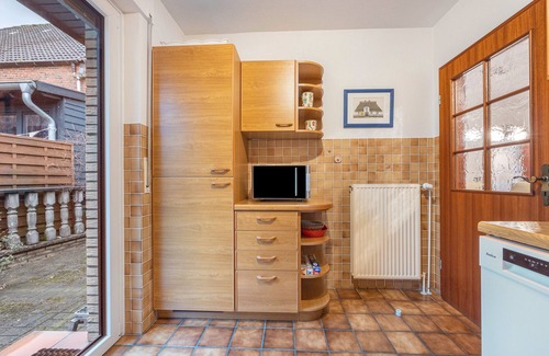 Meldorf House | Holiday Home 'Ferienhaus Timm' with Private Terrace, Shared Garden and Wi-Fi