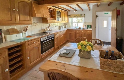 Fremington Cottage | Holiday home for 4 people, breath taking scenery, bike storage, WiFi & only a short walk to the pub.