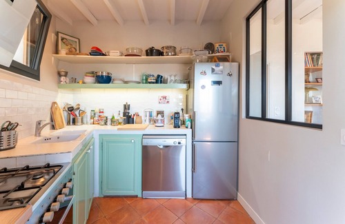 Rochefort-du-Gard House | Holiday Home 'Le Sophora' with Mountain View, Wi-Fi and Air Conditioning