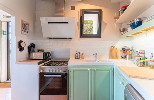 Rochefort-du-Gard House | Holiday Home 'Le Sophora' with Mountain View, Wi-Fi and Air Conditioning