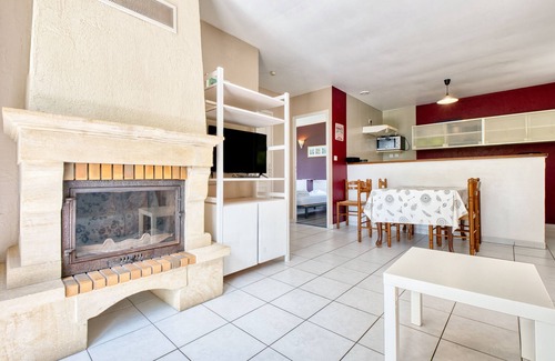 Salignac-Eyvignes House | Holiday Home 'Orchidée' with Shared Pool, Private Terrace and Wi-Fi