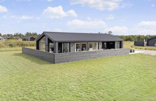 Bratten Strand House | Holiday Home Frithbjorn - 900m from the sea by Interhome