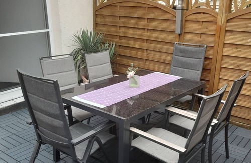 Laugna House | Holiday Home 'Garten Der Ruhe' with Balcony and Wi-Fi
