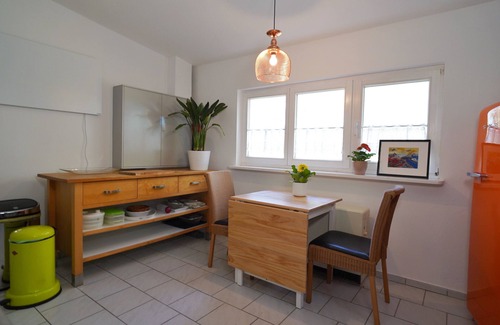 Wilhelmshorst House | Holiday Home 'Gartenhaus In Potsdam' with Private Terrace, Shared Garden and Wi-Fi