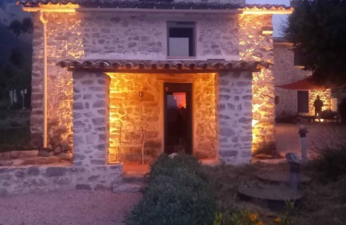 Archail House | Holiday Home 'Gîte Du Couard' with Shared Pool, Wi-Fi and Air Conditioning
