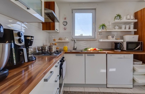Brinje House | Holiday Home Green Gold - Six Bedroom with Pool