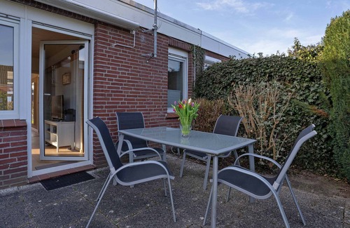 Berumbur House | Holiday Home 'Haus Blauer Wacholder' with Private Terrace, Private Garden and Wi-Fi