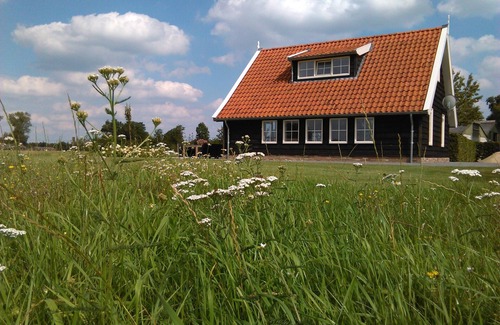 Linde House | Holiday home het Assenhoekje offers space & tranquility, fenced garden and free wifi