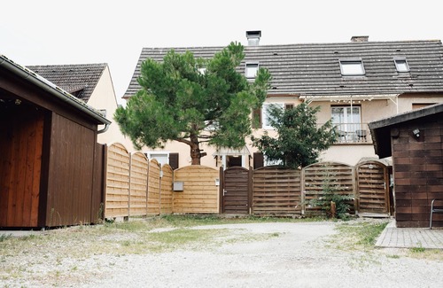 Heitersheim House | Holiday Home 'Idylische Ferienunterkunft' with Private Terrace, Private Garden and Wi-Fi