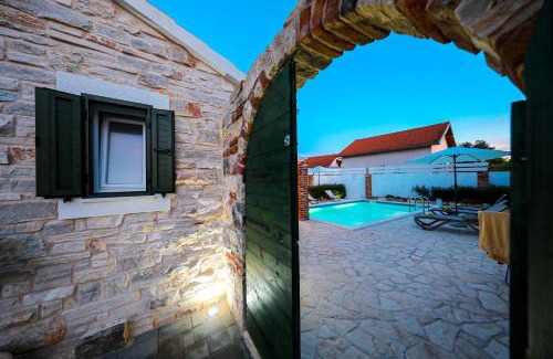 Pridraga House | Holiday Home Ikka with swimming pool