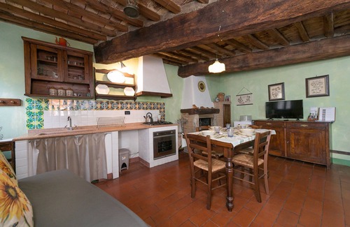 Chianni House | Holiday Home 'Il Mirtillo' with Wi-Fi & A/C
