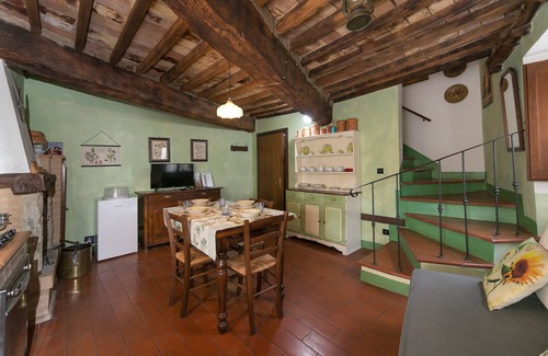 Chianni House | Holiday Home 'Il Mirtillo' with Wi-Fi & A/C