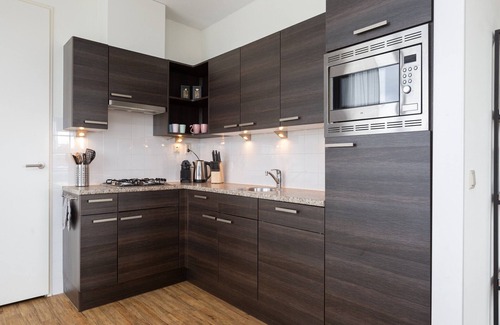 Vissershaven House | Holiday Home in Den Haag with Terrace