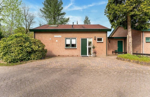 Garderen House | Holiday Home in Garderen with Garden
