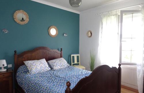 Guerlesquin House | Holiday Home in Guerlesquin near Lake