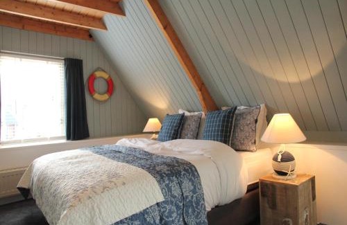 Hindeloopen House | Holiday Home in Hindeloopen by Lake
