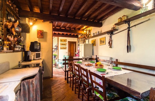 Lizzanello House | Holiday Home in Tuscany near Ski Bus