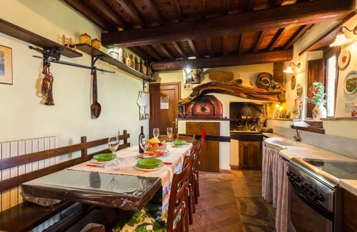 Lizzanello House | Holiday Home in Tuscany near Ski Bus
