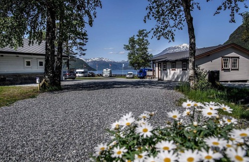 Kinsarvik House | Holiday home in Kinsarvik by the sea