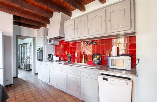 Loubejac House | Holiday Home in Loubejac with Pool