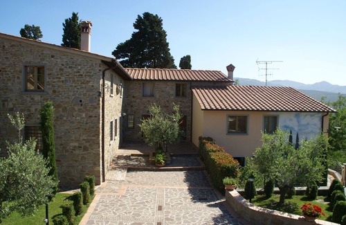 Montecarelli House | Holiday Home in Montecarelli with Pool