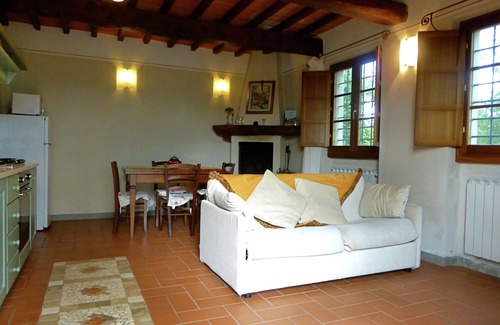Montecarelli House | Holiday Home in Montecarelli with Pool