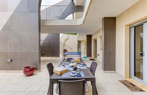 Uggiano la Chiesa House | Holiday Home 'Appartamento In Villa' with Private Terrace, Wi-Fi and Air Conditioning
