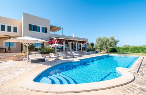 S Horta House | Holiday Home 'Korema' with Sea View, Private Pool and Wi-Fi