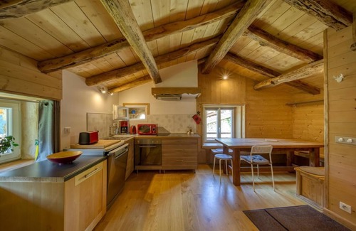 Choranche House | Holiday Home 'L' Echappée En Vercors' with Lake View, Private Terrace and Wi-Fi