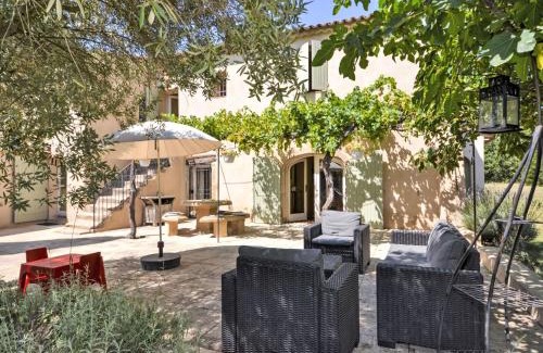 Cucuron House | Holiday Home L'Oustaou dei Figo by Interhome