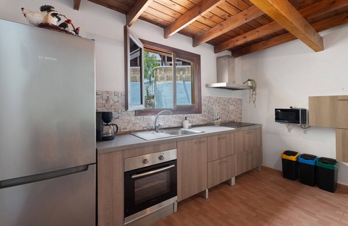 Alajero House | Holiday Home 'La Bodega' with Mountain View, Private Terrace and Wi-Fi