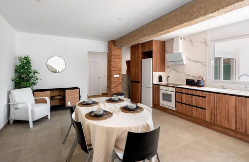 Catadau House | Holiday Home 'La Bombonera' with Private Terrace, Wi-Fi and Air Conditioning