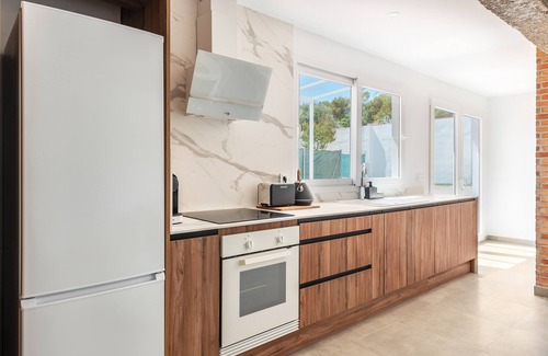 Catadau House | Holiday Home 'La Bombonera' with Private Terrace, Wi-Fi and Air Conditioning