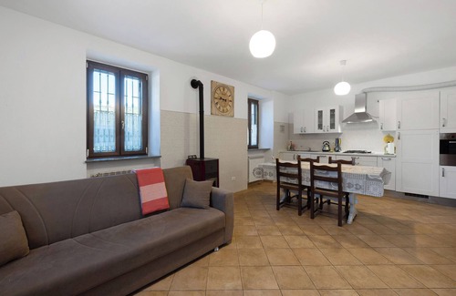 Osiglia House | Holiday Home 'La Casa Sul Lago' with Sea View, Private Garden and Wi-Fi
