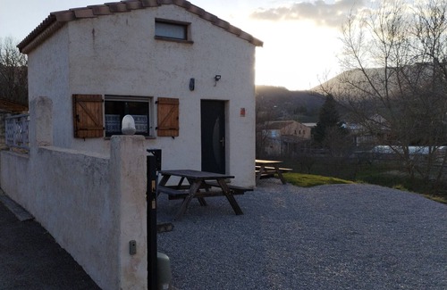 Sainte-Jalle House | Holiday Home 'Le Cigalou - Drôme Provencale' with Mountain View, Shared Pool and Wi-Fi
