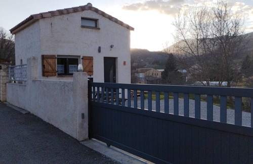 Sainte-Jalle House | Holiday Home 'Le Cigalou - Drôme Provencale' with Mountain View, Shared Pool and Wi-Fi