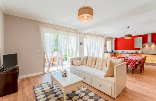 Bollene House | Holiday Home 'Le Secret D'hestia' with Shared Pool, Wi-Fi and Air Conditioning