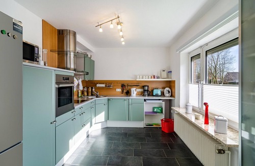 Leezdorf House | Holiday Home 'Leezdorf Ostfriesland' with Private Terrace, Private Garden and Wi-Fi