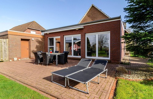 Leezdorf House | Holiday Home 'Leezdorf Ostfriesland' with Private Terrace, Private Garden and Wi-Fi